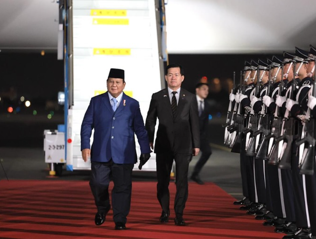 Presiden RI Prabowo Subianto tiba di Bandara Internasional Gimhae, Busan, Korsel, untuk menghadiri KTT APEC, Kamis (30/10/2025). Dok. Tim Media Presiden