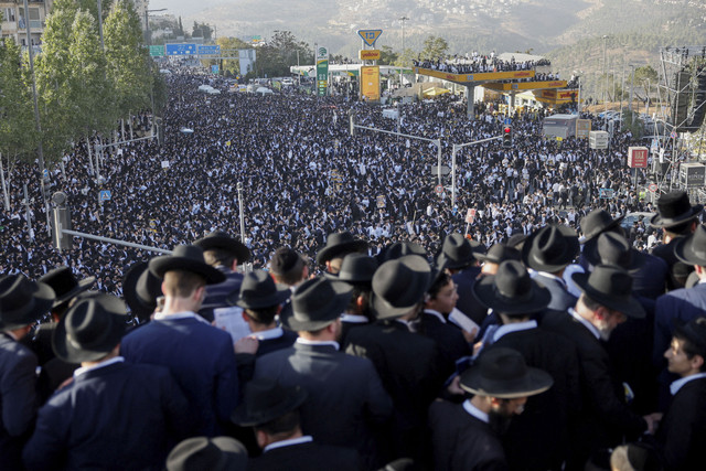 Sejumlah warga Yahudi Ultra-Ortodoks mengikuti aksi protes "Million Man" terhadap wajib militer Israel di Yerusalem, Kamis (30/10/2025). Foto: Ammar Awad/Reuters
