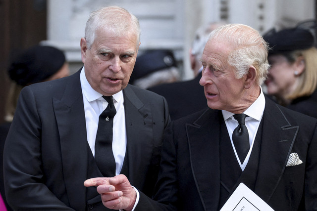 Raja Charles III dan Pangeran Andrew. Foto: Toby Melville/Reuters