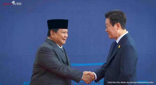 Presiden Prabowo Subianto disambut oleh Presiden Republik Korea Lee Jae Myung, Jumat (31/10/2025). Dok. YouTube Sekretariat Presiden