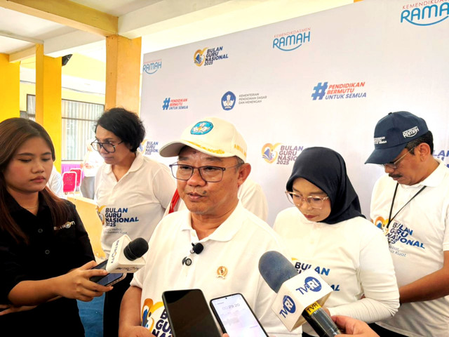 Mendikdasmen Abdul Muti saat ditemui wartawan di SLBN 01 Jakarta, Jumat (31/10/2025). Foto: Abid Raihan/kumparan