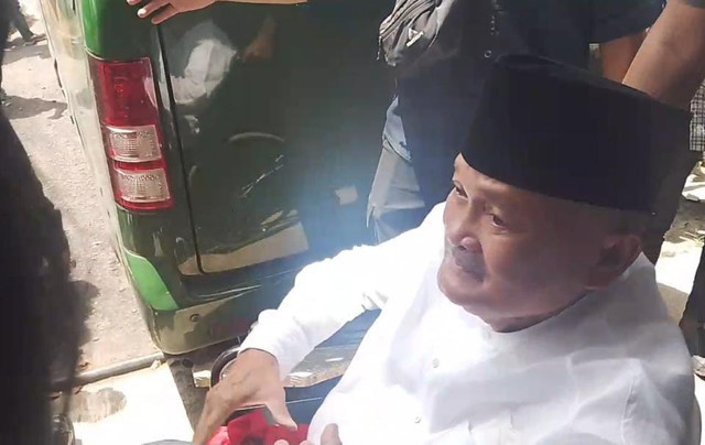 Mantan Gubernur Sumsel, Alex Noerdin yang juga terdakwa kasus dugaan korupsi Pasar Cinde, Palembang seusai mengikuti persidangan di Pengadilan Tipikor Palembang, Kamis (30/10/2025). Foto : Istimewa