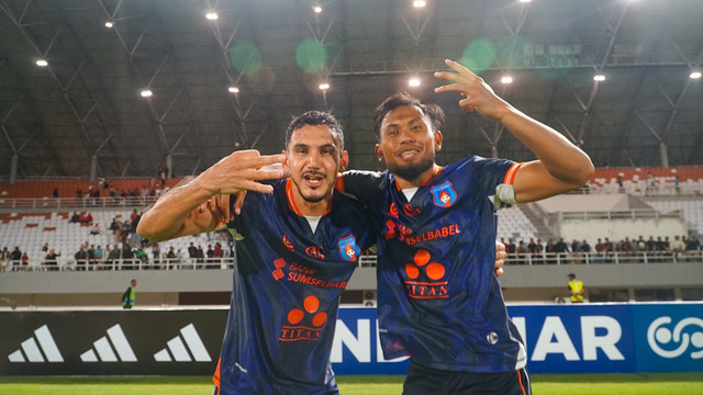 Selebrasi kemenangan punggawa tim sepak bola Sumsel United yang berhasil mengalahkan tim tamu Persiraja Banda Aceh, Selasa (23/9) Foto: urban id