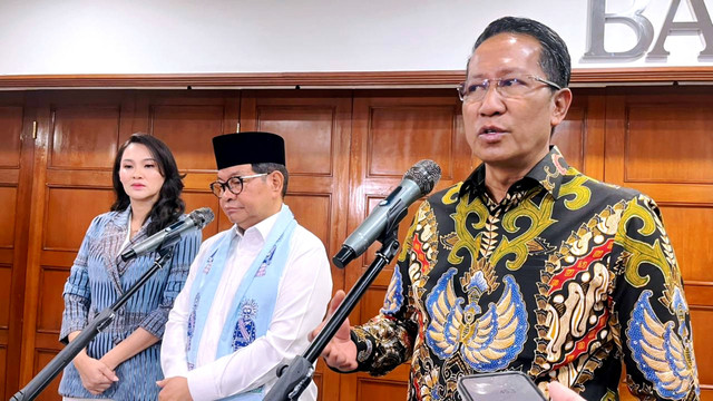 Menteri Hukum Supratman Andi Agtas (kanan) memberi tanggapan bersama Gubernur DKI Jakarta Pramono Anung dan Duta Posbankum sekaligus Gubernur Maluku Utara Sherly Tjoanda di Balai Kota DKI Jakarta, Jumat (31/10/2025). Foto: Nasywa Athifah/kumparan