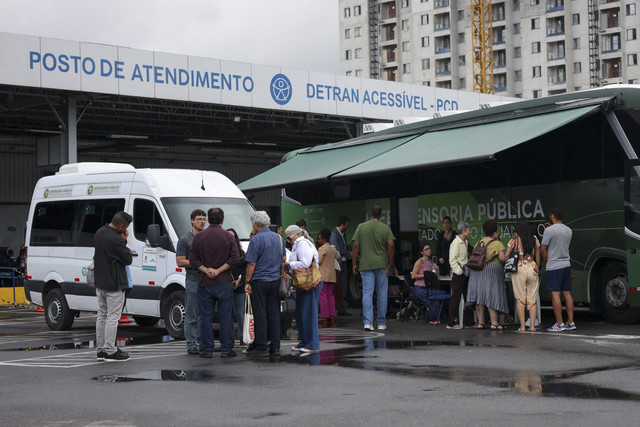 Sejumlah keluarga korban berkumpul menunggu kabar saat mengidentifikasi jenazah setelah perang polisi dengan bandar narkoba di Rio de Janeiro, Brasil, Kamis (30/10/2025). Foto: Aline Massuca/REUTERS
