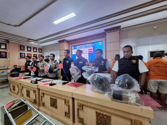 Polisi menunjukkan barang bukti kasus pembunuhan mandor proyek di Bali. Foto: Dok. Polres Gianyar