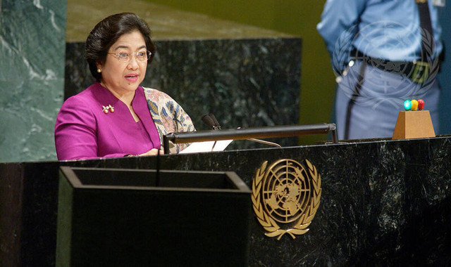 Megawati Soekarnoputri, Presiden Republik Indonesia Ke-5 berpidato di Majelis Umum PBB, tahun 2003. Sumber: United Nation
