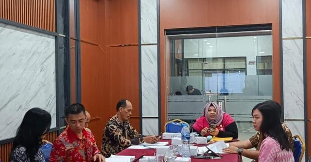 Rapat Pengharmonisasian, Pembulatan, dan Pemantapan Konsepsi terhadap Rancangan Peraturan Bupati (Raperbup) Sintang tentang Petunjuk Pelaksanaan Peraturan Daerah Kabupaten Sintang Nomor 5 Tahun 2017 mengenai Hak Keuangan dan Administratif Pimpinan dan Anggota DPRD Tahun Anggaran 2026. Foto: Dok. Kanwil Kemenkum Kalbar