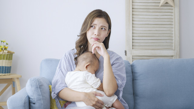 Ilustrasi ibu memikirkan anak. Foto: Shutterstock