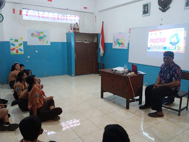 Syaiful Bachri Ketua Komnas PA Surabaya saat memberikan literasi digital kepada siswa SMP. Foto: Dok. Komnas PA Surabaya