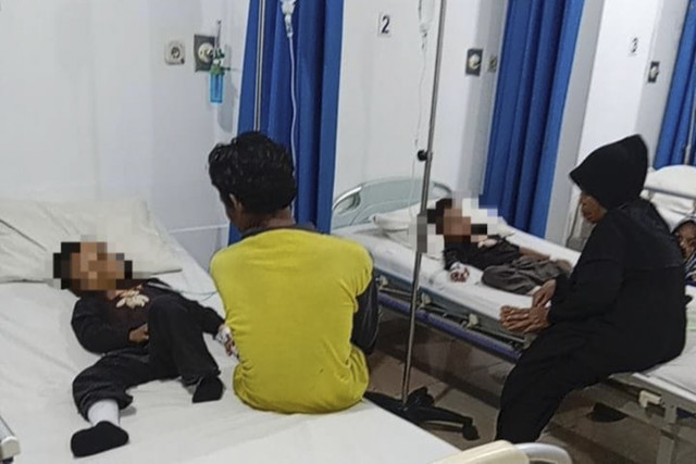 Kakak-beradik di Kampung Piket, Desa Sukatenang, Kecamatan Sukawangi, Kabupaten Bekasi, diserang kawanan tawon pada Rabu (29/10/2025). Foto: Dok. Istimewa