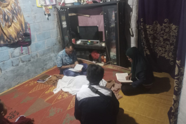 Kakak-beradik di Kampung Piket, Desa Sukatenang, Kecamatan Sukawangi, Kabupaten Bekasi, diserang kawanan tawon pada Rabu (29/10/2025). Foto: Dok. Istimewa