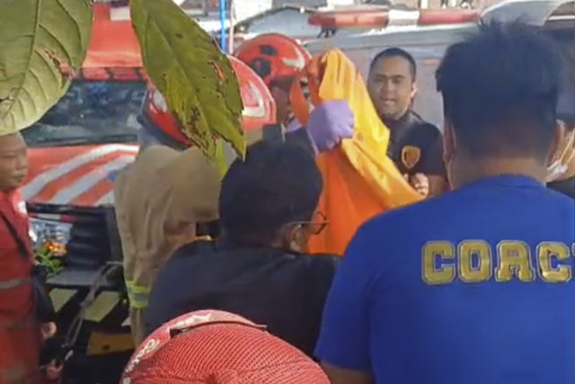 Petugas saat mengevakuasi jasad wanita lansia yang ditemukan di aliran sungai Jalan Ir Soekarno, Desa Beji, Kecamatan Junrejo, Kota Batu, Jumat (31/10/2025). Foto: dok. Polres Batu