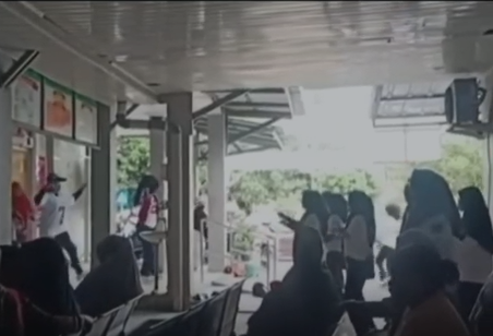 Sejumlah pegawai Puskesmas Walantaka, Kota Serang, Banten, senam dan pasien menunggu. dok Istimewa