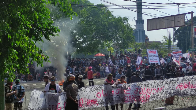 Ribuan Massa Masyarakat Pati Bersatu ikut mengawal Rapat Paripurna Hak Angket DPRD Pati, Jumat (31/10/2025).  Foto: Dok. kumparan