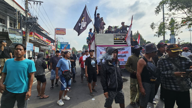 Ribuan Massa Masyarakat Pati Bersatu ikut mengawal Rapat Paripurna Hak Angket DPRD Pati, Jumat (31/10/2025). Foto: Dok. kumparan