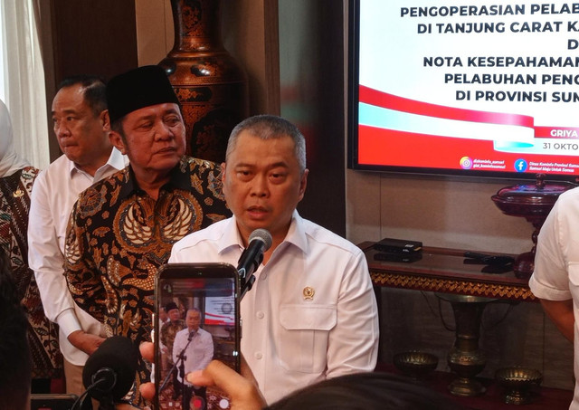 Menteri Perhubungan (Menhub), Dudy Purwagandhi saat hadir di pertemuan pembahasan Nota Kesepahaman (MoU) serta serah terima lahan antara Kementerian Perhubungan, Kementerian Investasi dan Hilirisasi, dan Pemerintah Provinsi Sumsel, Jumat (31/10/2025) di Palembang. Foto : Abdullah Toriq/Urban Id