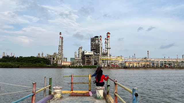Pemandangan Kilang Pertamina Cilacap dari Dermaga Penyerangan Wilayah Kutawaru, Cilacap, Jawa Tengah, Sabtu (18/10/2025). Foto: Fariza Rizky Ananda/kumparan