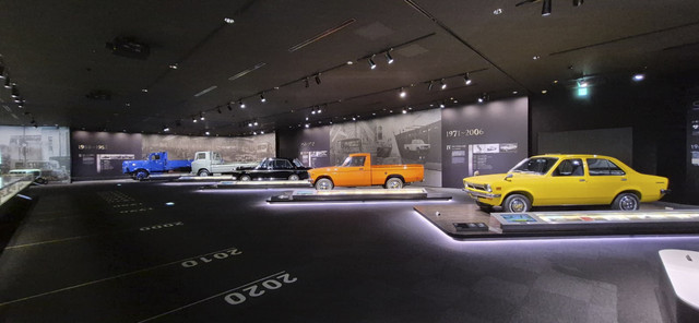 Suasana dan deretan mobil lawas besutan Isuzu di Isuzu Plaza, Jepang. Foto: Angga Sukmawijaya/kumparan