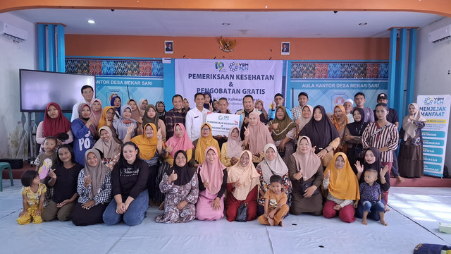 Ketua YBM PLN UID Kalimantan Barat, Mukhlis Zarkasih, dan Kepala Desa Mekar Sari, berfoto bersama Masyarakat Desa Mekar Sari sesaat sebelum kegiatan pemeriksaan dan pengobatan kesehatan gratis dimulai. Foto: Dok. PLN UID Kalbar