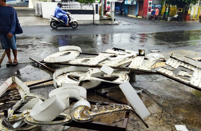 Baliho papan nama yang jatuh dan lukai dua petugas parkir di Jalan Tamansiswa, Kota Yogyakarta, Jumat (31/10/2025). Foto: Dok. Polresta Yogyakarta