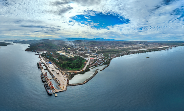 Gambar aerial area pertambangan dan pemrosesan nikel milik Harita Nickel di Pulau Obi, Halmahera Selatan, Maluku Utara. Foto: Dok. Harita Nickel