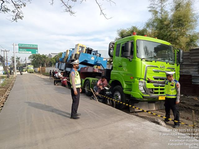 Polisi berada di lokasi truk anjlok di daerah Kosambi, Tangerang mengakibatkan kemacetan. Foto: Dok. Istimewa