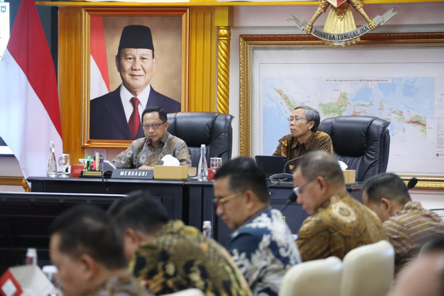 Mendagri Tito Karnavian saat pimpin rakor persiapan Kopdeskel Merah Putih yang digelar virtual dari kantor Kemendagri, Jumat (31/10/2025). Foto: Dok Kemendagri
