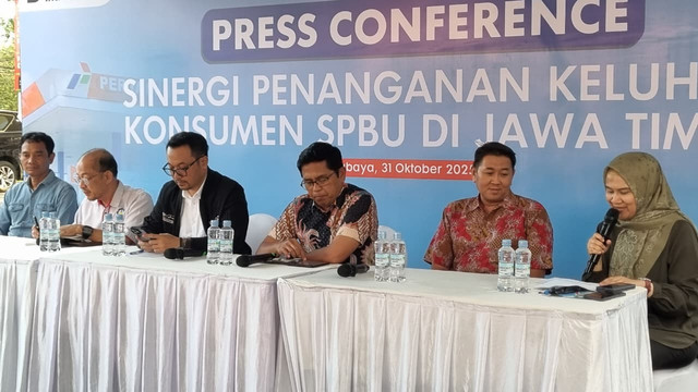 Konferensi pers sinergi penanganan keluhan konsumen SPBU di Jawa Timur di SPBU Jalan Jemursari, Surabaya, Jumat (31/10/2025). Foto: Farusma Okta Verdian/kumparan