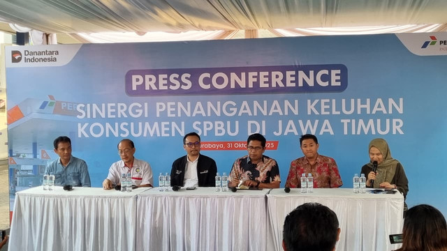 Konferensi pers sinergi penanganan keluhan konsumen SPBU di Jawa Timur di SPBU Jalan Jemursari, Surabaya, Jumat (31/10/2025). Foto: Farusma Okta Verdian/kumparan