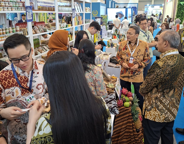 Pengunjung melihat sejumlah produk UMKM binaan LPEI di TEI 2025. Foto: Dok. LPEI