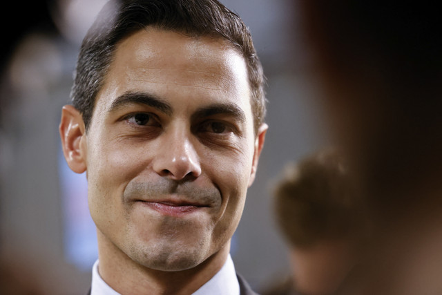 Pemimpin D66 (Demokrat 66) yang juga calon perdana menteri Belanda Rob Jetten menjawab pertanyaan wartawan di Dewan Perwakilan Rakyat, Den Haag, Belanda, Kamis (30/10/2025). Foto: Simon Wohlfahrt/AFP