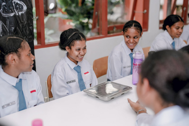 Merlin Julens Marisan (19) kini tak lagi buta aksara setelah belajar di Sekolah Rakyat Menengah Atas (SRMA) 29 Jayapura, Papua. Foto: Dok. Kemensos