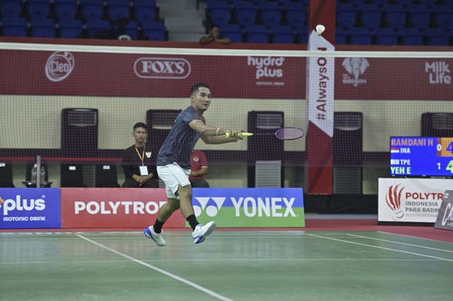 Hikmat Ramdani, atlet para badminton asal Indonesia, saat beralaga di Polytron Indonesia Para Badminton International 2025. Foto: Dok. Polytron Indonesia Para Badminton