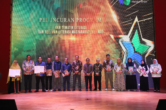 Peluncuran KKN Literasi tanggal 16 Mei 2025, yang dihadiri oleh Menteri Koordinator Bidang Pembangunan Sumber Daya Manusia dan Kebudayaan RI (Menko PMK), Pratikno dan Wakil Menteri Pendidikan Tinggi, Sains, dan Teknologi, Fauzan, Kepala Perpusnas, Aminudin Aziz Gambar: Koleksi Perpusnas RI