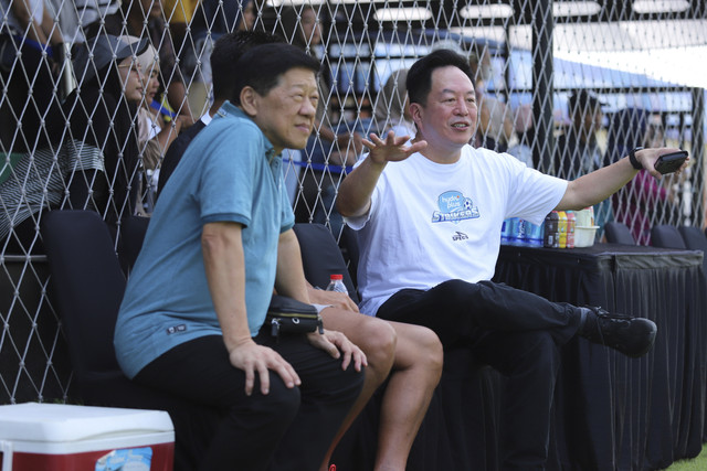 Presiden Direktur Djarum Foundation Victor Hartono (kanan) menghadiri laga Hydroplus Liga sepak bola wanita U-15 & 18 di kawasan Citereup, Bogor, Jawa Barat, Sabtu (1/11/2025). Foto: Iqbal Firdaus/kumparan