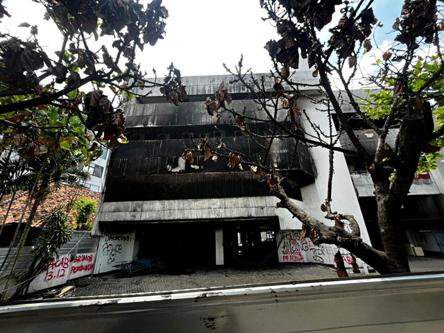 Suasana gedung AAC yang hangus akibat terbakar saat demo Agustus lalu di Kwitang, Jakarta, Sabtu (1/11/2025). Foto: Rayyan Farhansyah/kumparan