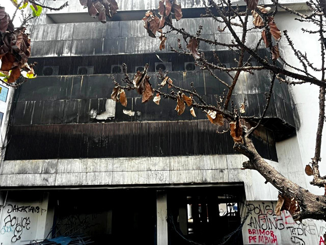Suasana gedung AAC yang hangus akibat terbakar saat demo Agustus lalu di Kwitang, Jakarta, Sabtu (1/11/2025). Foto: Rayyan Farhansyah/kumparan