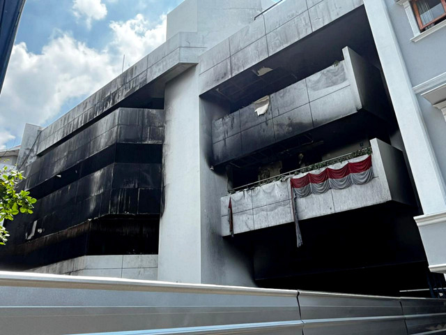 Suasana gedung ACC yang hangus akibat terbakar saat demo Agustus lalu di Kwitang, Jakarta, Sabtu (1/11/2025). Foto: Rayyan Farhansyah/kumparan