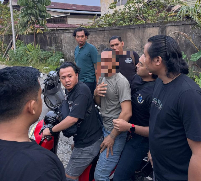 Pelaku saat ditangkap oleh Resmob Polda Kalbar. Foto: Dok. Istimewa