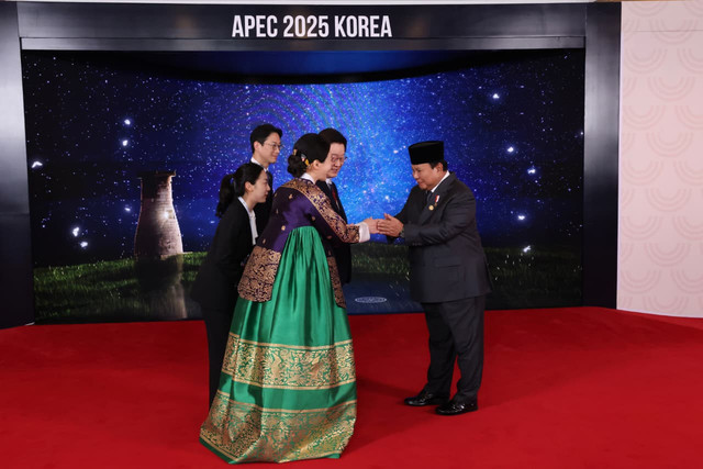Presiden Prabowo Subianto (kanan) menghadiri jamuan makan malam di KTT APEC, Korea Selatan, Jumat (31/10/2025). Foto: Dok. Biro Pers Sekretariat Presiden