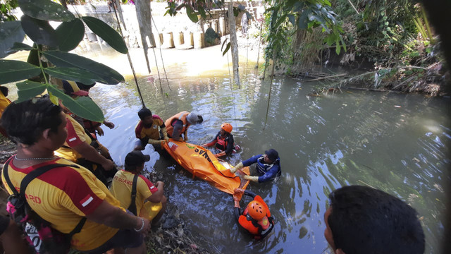 Proses evakuasi wisatawan asal Jakarta ditemukan tewas di aliran sungai akibat terpeleset dan terseret arus, Sabtu (1/11/2025). Foto: Dok. Basarnas Bali