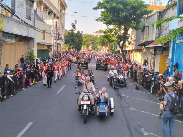 Parade juang yang digelar dalam rangkaian peringatan Hari Pahlawan. Foto: Diskominfo Surabaya 