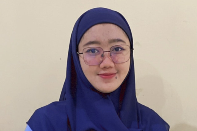 Guru SLBN 1 Bantul, Nickita Kiki yang mengajarkan anak tunanetra kemandirian belanja di minimarket. Foto: Dok. Istimewa