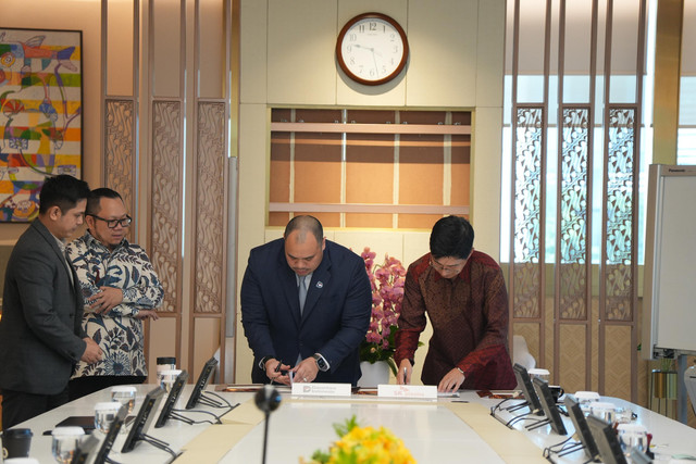 Penandatanganan Memorandum of Understanding (MoU) Danantara Indonesia dan SK Plasma Co.Ltd melalui anak usaha PT SKPlasma Core Indonesia, Jumat (31/10/2025). Foto: Dok. Danantara