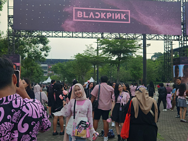 Para pengunjung memadati area GBK, Jakarta untuk menonton konser hari pertama Blackpink bertajuk Deadline in Jakarta, Sabtu (1/11/2025). Foto: Ela Nurlaela/kumparan