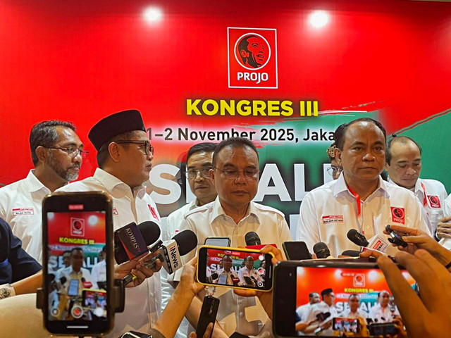 Ketua Harian Partai Gerindra, Sufmi Dasco Ahmad (tengah) menghadiri agenda Kongres ke-III Projo di Grand Sahid Jaya, Jakarta, Sabtu (1/11/2025).  Foto: Fadhil Pramudya/kumparan