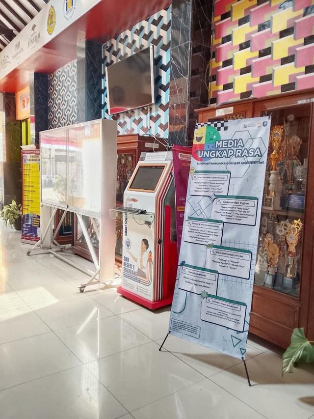 Mahasiswa PPL UNNES Hasilkan Banner “Ungkap Rasa” di SMKN 9 Semarang