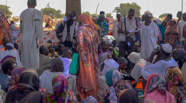 Warga Sudan yang terusir berkumpul dan duduk di tenda-tenda darurat setelah melarikan diri dari kota Al-Fashir di Darfur, di Tawila, Sudan, 29 Oktober 2025. Foto: REUTERS/Mohamed Jamal