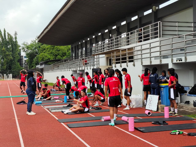 Pemain Timnas Wanita Indonesia berlatih di Stadion UNY, Kabupaten Sleman, Daerah Istimewa Yogyakarta (DIY), Sabtu (1/11) jelang SEA Games 2025. Foto: Arfiansyah Panji Purnandaru/kumparan